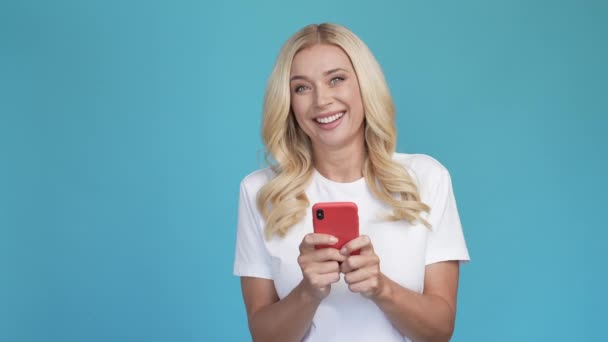 Charmant vrij blij grappige dame telefoon te houden lees romantische date app uit te nodigen — Stockvideo