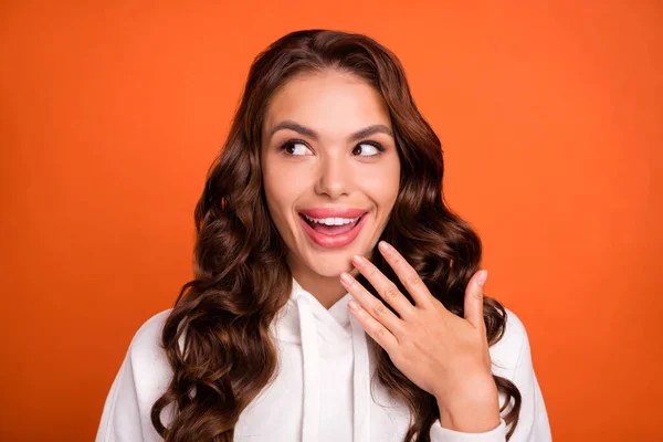 Foto Menina Bonita Bom Humor Flertar Data Olhar Espaço Vazio — Fotografia de Stock