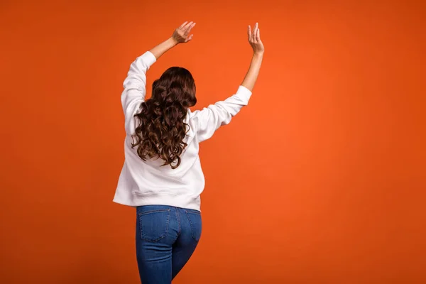 Partide Dans Eden Kıvırcık Saçlı Turuncu Renkli Fotografçı Kadın — Stok fotoğraf