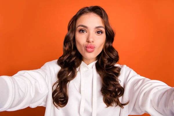 Foto Mulher Retrato Roupa Casual Com Cabelo Ondulado Longo Enviando — Fotografia de Stock