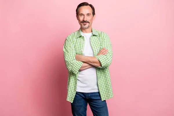 Foto Encantador Chico Bastante Joven Vestido Camisa Cuadros Verdes Brazos —  Fotos de Stock