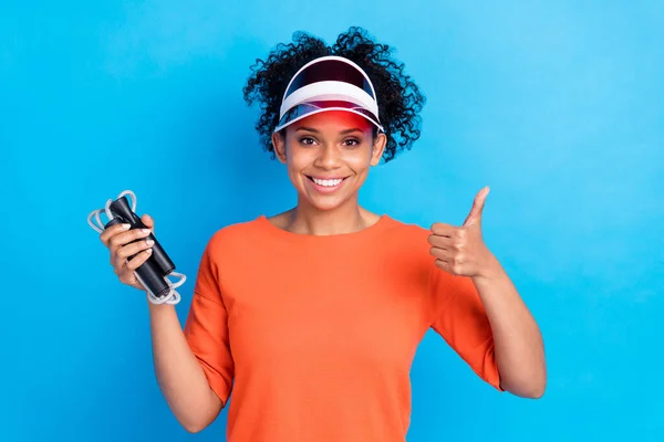 Foto Jovem Positiva Mulher Pele Escura Fazer Polegar Para Cima — Fotografia de Stock