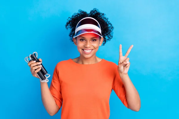 Foto Jovem Alegre Mulher Pele Escura Fazer Sinal Segurar Saltar — Fotografia de Stock