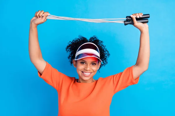 Foto Jovem Afro Mulher Feliz Sorriso Positivo Segurar Pulando Corda — Fotografia de Stock