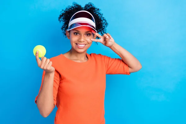 Genç Neşeli Koyu Tenli Bir Kadının Fotoğrafı Tenis Topunu Mavi — Stok fotoğraf