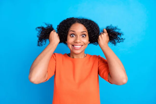 Foto Espantado Feliz Animado Engraçado Afro Americano Jovem Mão Caudas — Fotografia de Stock