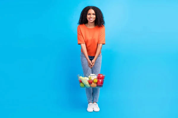 Genç Afro Kadının Tam Boy Fotoğrafı Mutlu Pozitif Gülüş Süpermarketi — Stok fotoğraf