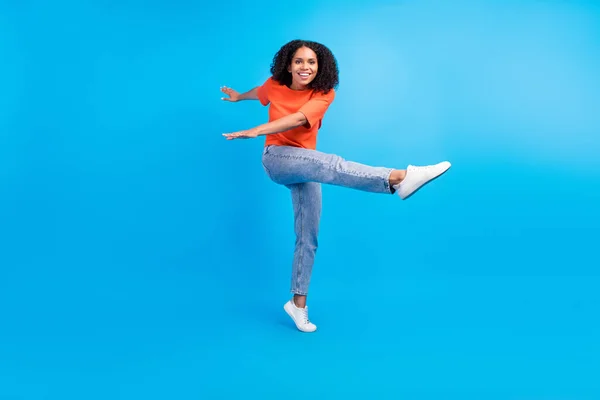 Volledige Lengte Foto Van Jonge Vrolijke Afrikaanse Vrouw Gelukkig Positieve — Stockfoto