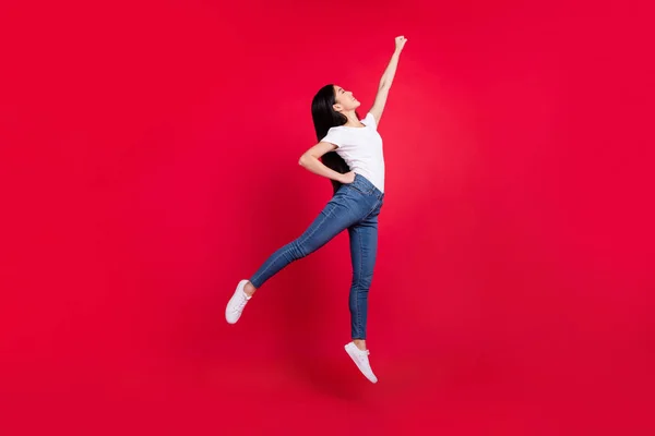 フルボディ写真の若いです韓国の女の子パワー強いジャンプフライスーパーマン安全絶縁上の赤い色の背景 — ストック写真