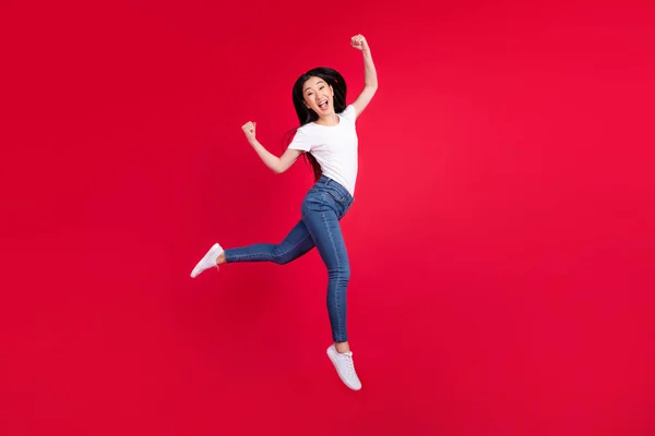 Foto Surpreendido Louco Coreano Senhora Salto Levantar Punhos Desgaste Branco — Fotografia de Stock