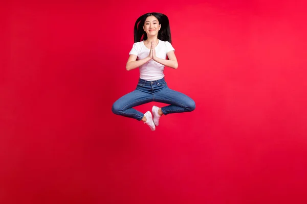 Helkroppsfoto Ung Attraktiv Asiatisk Flicka Glad Positiv Leende Hoppa Upp — Stockfoto