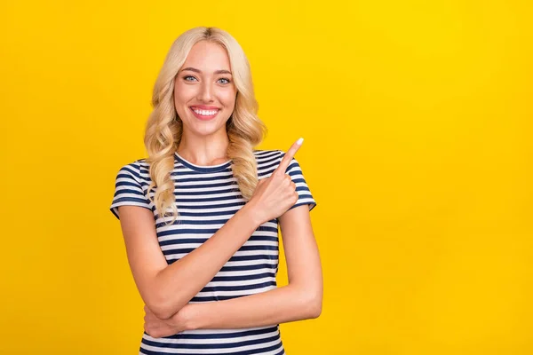 Portrait Attractive Cheerful Wavy Haired Blond Girl Demonstrating Copy Space — Stock Photo, Image