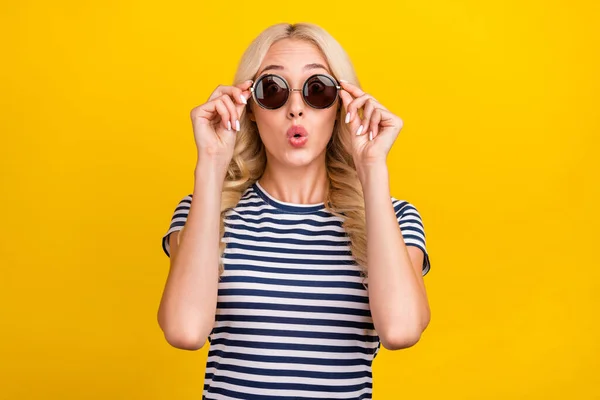 Retrato Chica Atónita Atractiva Tocando Especificaciones Pucheros Venta Labios Nueva —  Fotos de Stock