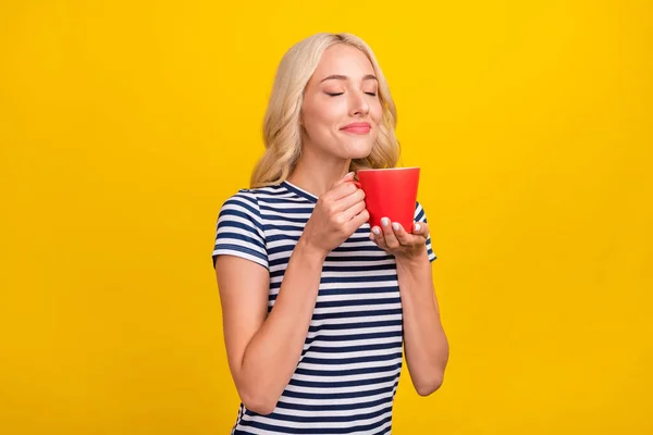 Retrato Atraente Sonhador Alegre Menina Beber Café Com Leite Cheirando — Fotografia de Stock