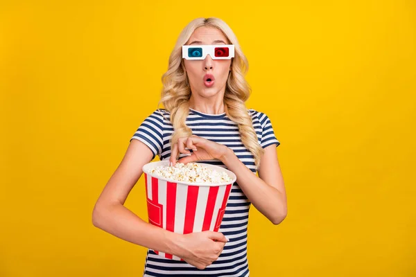 Photo Portrait Woman Casual Clothes Staring Glasses Eating Pop Corn — Stock Photo, Image