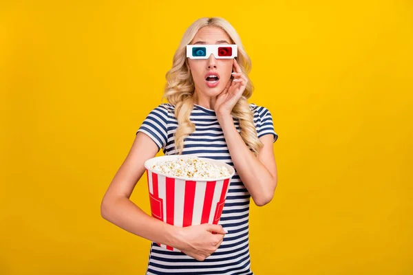 Photo Portrait Woman Casual Clothes Staring Glasses Eating Pop Corn — Stock Photo, Image