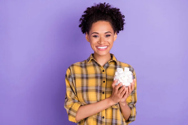 照片上年轻的非洲姑娘开心的笑着拿着棉花糖 把它隔在紫色的背景上 — 图库照片
