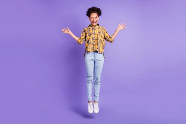 Foto Cuerpo Completo Joven Africana Feliz Sonrisa Positiva Jumper Wave — Foto de Stock