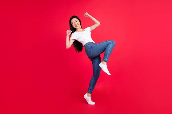 긍정적 미소를 아시아인 소녀의 프로필 사진붉은 배경에 고립된 승리를 — 스톡 사진