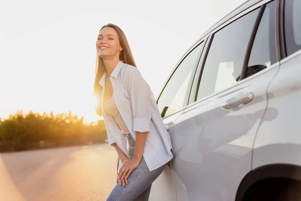 Foto Retrato Sonriente Mujer Pie Cerca Del Coche Riendo Feliz —  Fotos de Stock