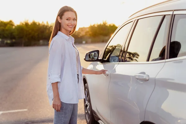 Foto Retrato Sonriente Mujer Cabalgando Coche Usando Elegante Traje Verano —  Fotos de Stock