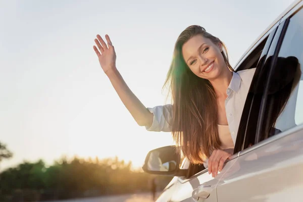 Fotoğrafta Gülümseyen Kadın Arabaya Binip Pencerede Sallıyor — Stok fotoğraf