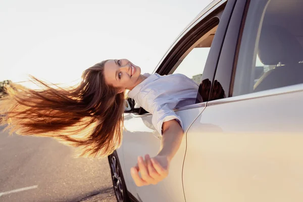 Fotoğrafta Gülümseyen Kadın Beyaz Günlük Gömlekle Arabaya Biniyor Rüzgarın Tadını — Stok fotoğraf