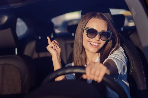 Foto Retrato Sonriente Mujer Con Gafas Sol Disfrutando Música Coche —  Fotos de Stock