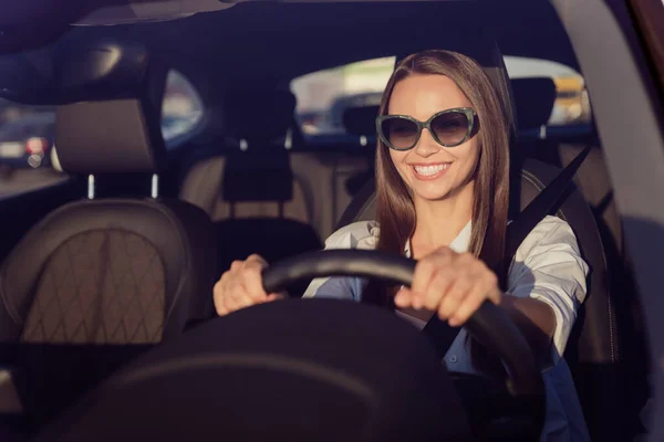 Foto Retrato Mujer Sonriente Con Gafas Sol Manteniendo Volante Coche —  Fotos de Stock