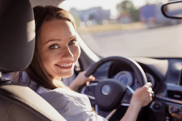 Foto Dulce Encantadora Joven Vestida Camisa Blanca Sonriente Conducción Automóvil —  Fotos de Stock