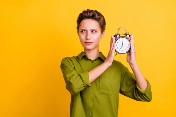 Photo Doubtful Unsure Lady Hold Alarm Clock Look Blank Space — Stock Photo, Image