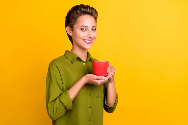 Fénykép Pozitív Szép Boldog Hölgy Tart Bögre Ital Tea Fényes — Stock Fotó