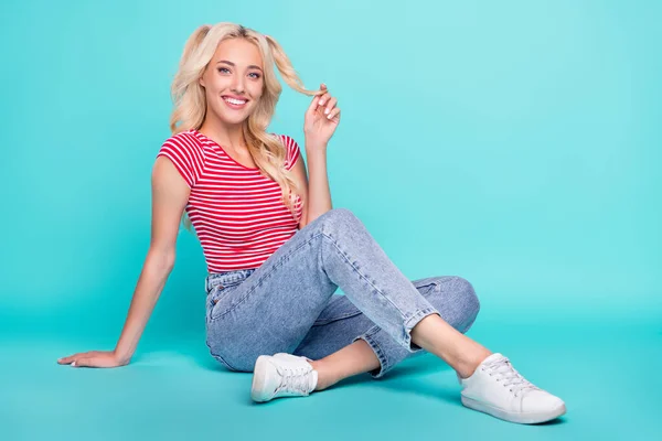 Photo Dreamy Charming Young Lady Wear Striped Shirt Sitting Floor — Stock Photo, Image