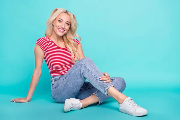 Foto Criança Adorável Jovem Vestida Shirt Vermelha Sorrindo Sentado Chão — Fotografia de Stock