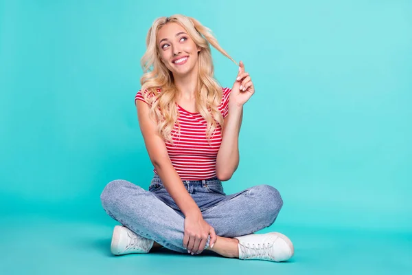 Foto Van Dromerige Schattige Jonge Vrouw Gekleed Rood Shirt Glimlachen — Stockfoto