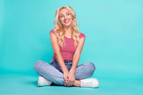 Foto Mujer Joven Bastante Soñadora Vestida Camiseta Roja Sonriendo Sentado —  Fotos de Stock