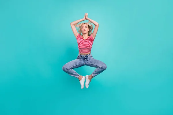 Foto Encantadora Jovem Sonhadora Vestida Shirt Vermelha Sorrindo Pulando Praticando — Fotografia de Stock