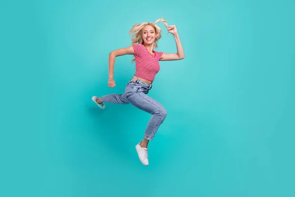面白い魅力的な若い女性の写真は 縞模様のTシャツを着て高速走行笑顔孤立ターコイズ色の背景をジャンプ — ストック写真