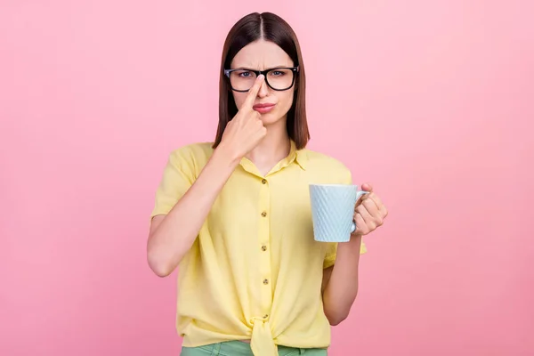 Foto Menina Infeliz Dedo Mal Humorado Corrigir Óculos Beber Xícara — Fotografia de Stock