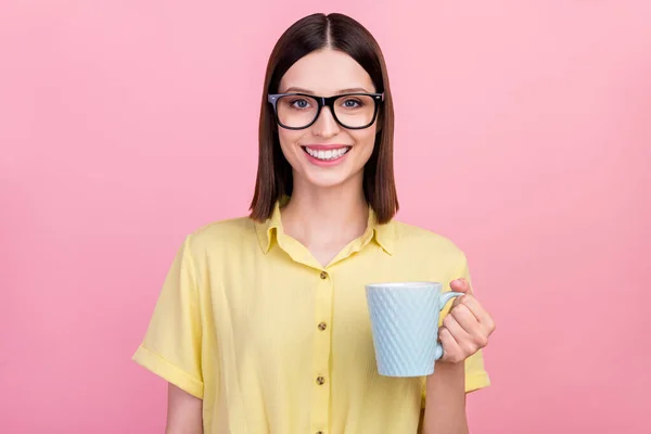 Фото Молодой Привлекательной Девушки Счастливой Позитивной Улыбкой Пить Горячий Кофе — стоковое фото