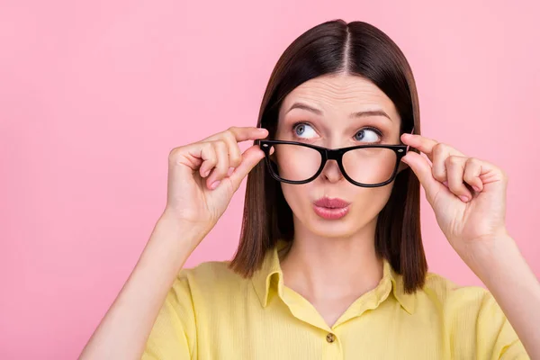 Foto Giovane Bella Ragazza Curioso Interessato Guardare Mani Spazio Vuoto — Foto Stock