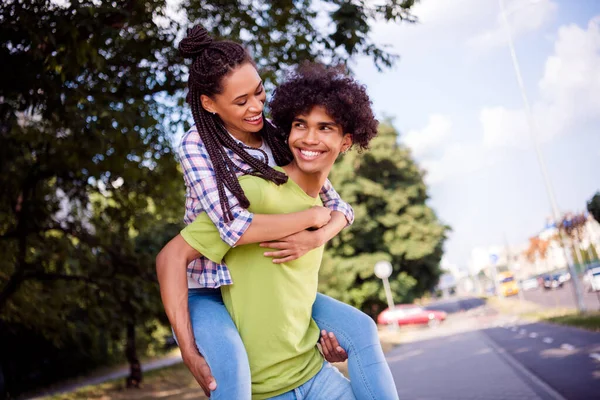 Foto Positiver Kindischer Freunde Paar Lässiger Kleidung Umarmt Reithände Lächelnd — Stockfoto