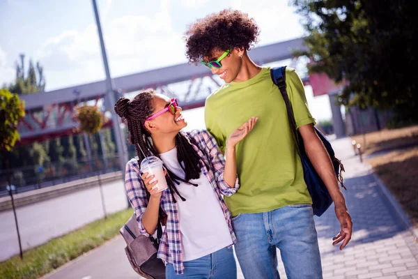 Foto av unga afrikanska par glad positiv leende resor semester stad promenad tala tala datum utomhus — Stockfoto