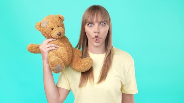Gek positief dame rommelen rond spelen pluizig teddy beer speelgoed — Stockvideo