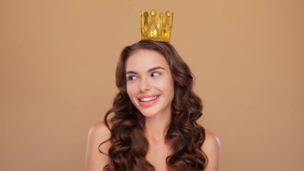 Seja rainha spa terapia senhora desgaste tiara foto isolado pastel cor fundo — Vídeo de Stock