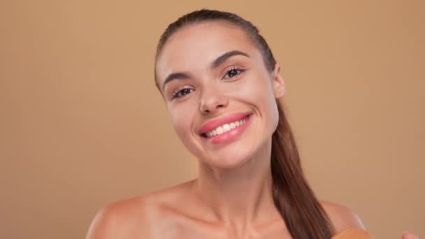 Foto de senhora escova anti dander corte de cabelo isolado sobre fundo cor bege — Vídeo de Stock