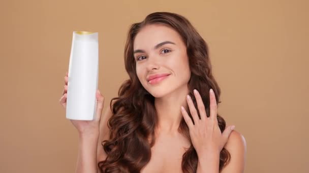Foto van dame touch krullen douche shampoo geïsoleerde pastel kleur achtergrond — Stockvideo