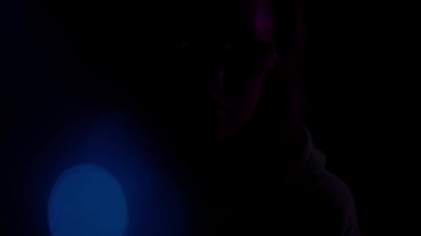 Mysterieuze provocatie neon verlichting sfeer futuristische bokeh gloed — Stockvideo