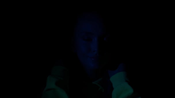 Студійний знімок леді насолоджується фоном ефекту абстрактного блиску — стокове відео