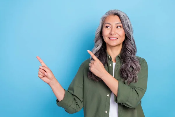 Foto Señora Pensionista Soñadora Brillante Vestida Camisa Verde Sonriendo Señalando — Foto de Stock